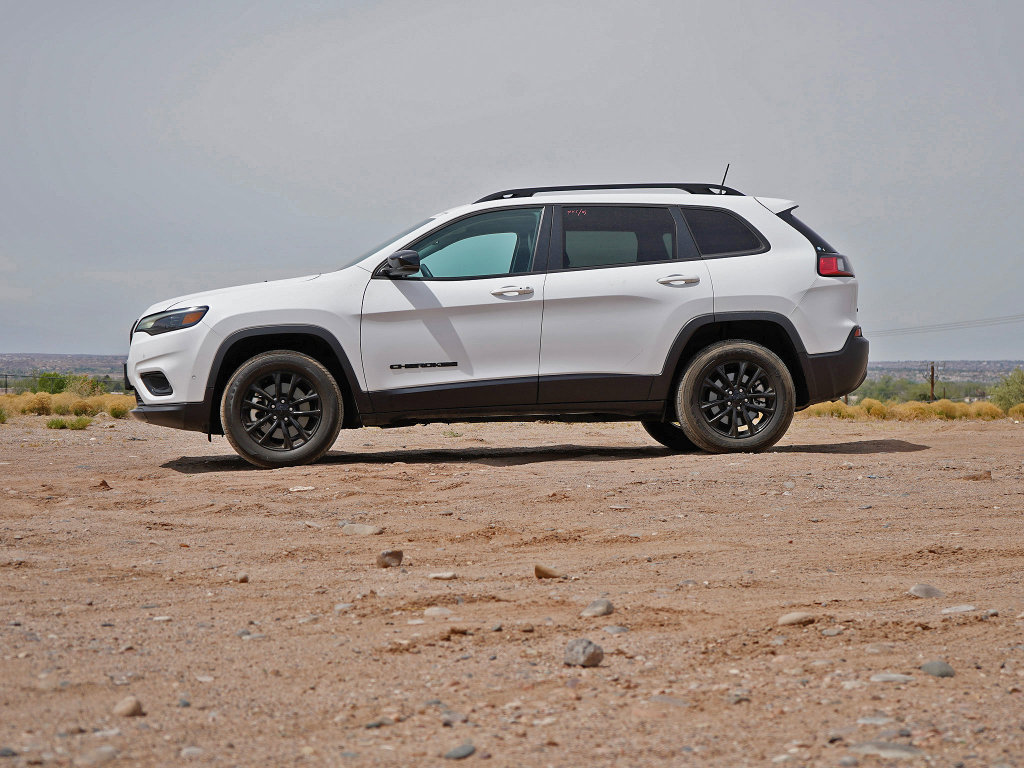 Used 2023 Jeep Cherokee Altitude Lux image 2