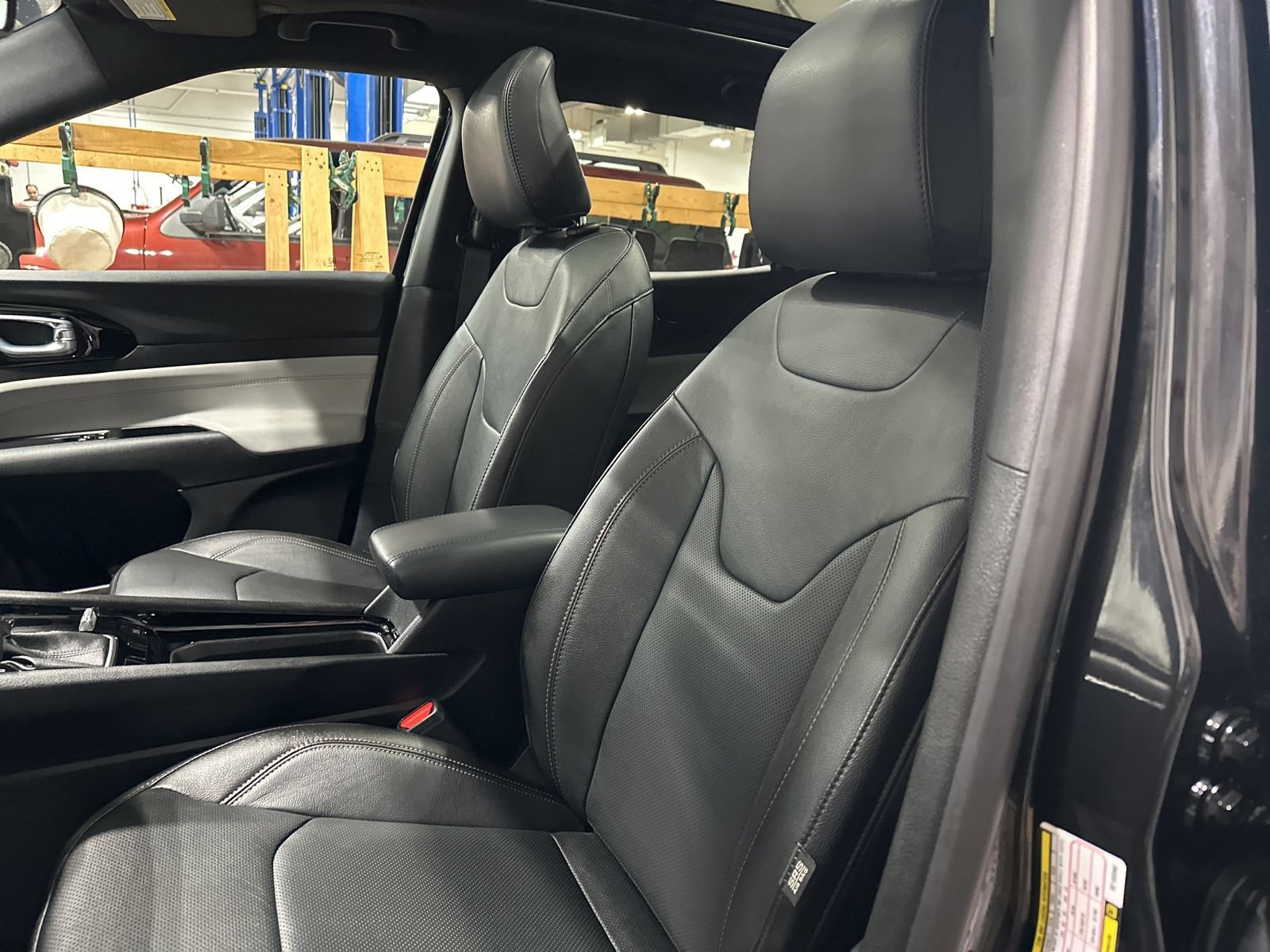 Used 2024 Jeep Compass Limited w/ Elite Group AWD/4WD image 13