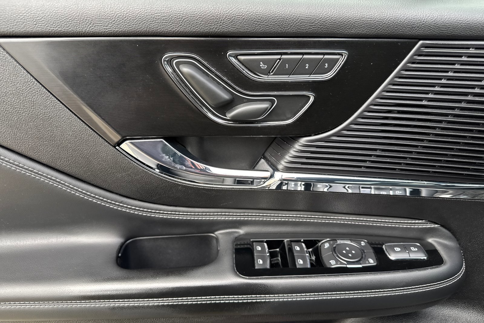 Certified 2022 Lincoln Corsair FWD image 11