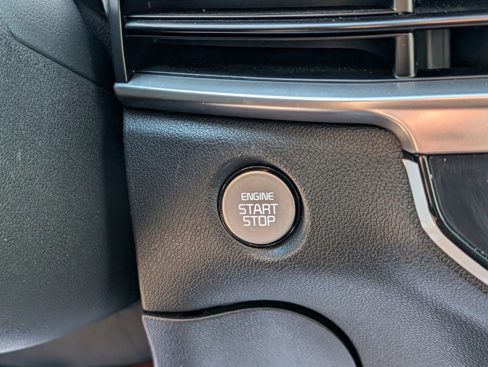 Used 2025 Kia Sorento S w/ Panoramic Sunroof Package image 9