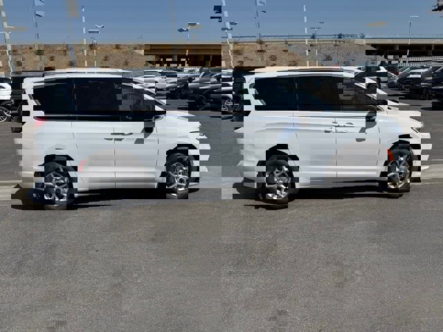 New 2026 Chrysler Pacifica Select image 7