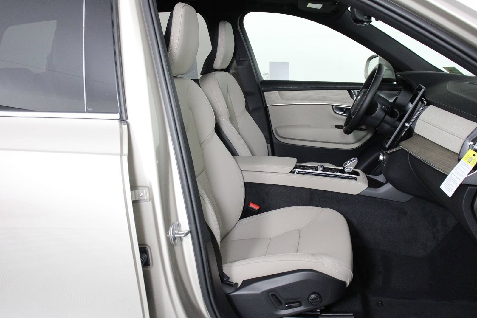New 2026 Volvo XC90 T8 Plus w/ Protection Package Premier AWD/4WD image 10