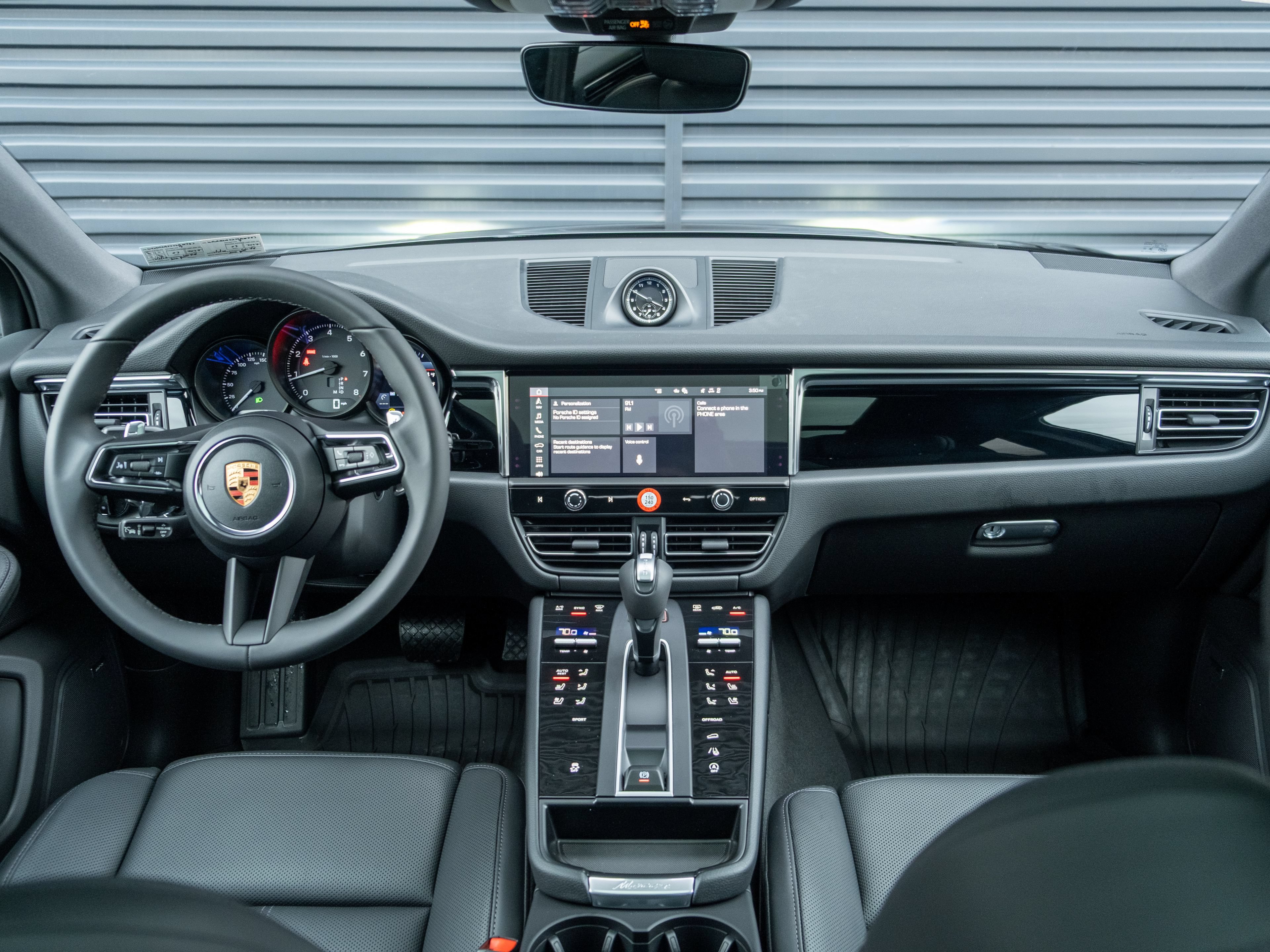 Certified 2026 Porsche Macan AWD/4WD image 6