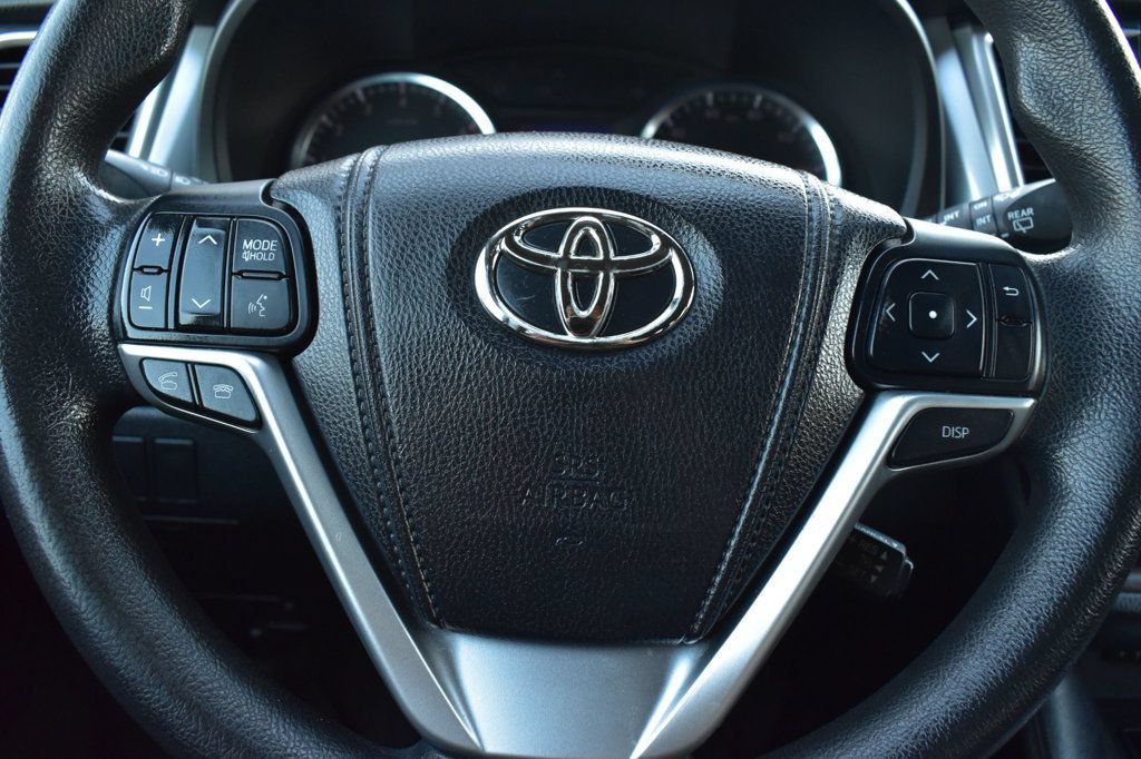 Used 2014 Toyota Highlander LE FWD image 25