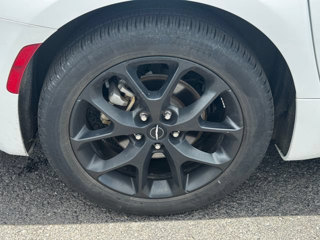 Certified 2025 Chrysler Pacifica Limited FWD image 12