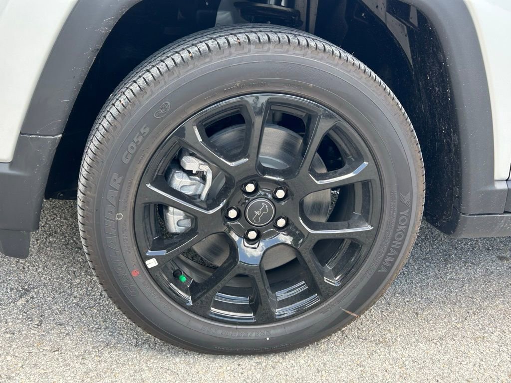 New 2025 Jeep Compass Latitude w/ Sun & Sound Group AWD/4WD image 26