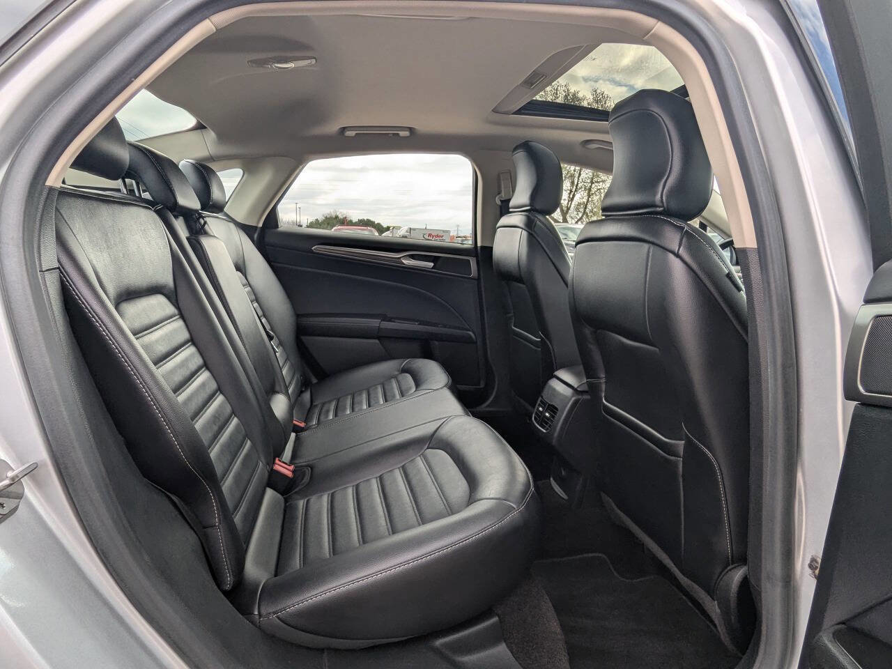 Used 2017 Ford Fusion SE w/ Fusion SE Technology Package AWD/4WD image 15