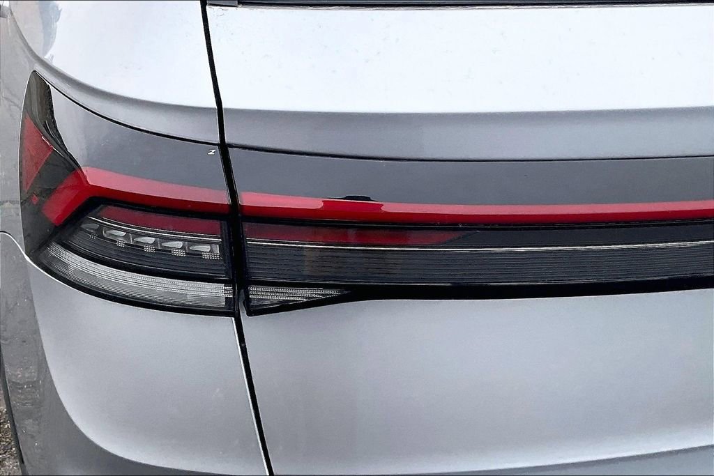 Used 2025 Volkswagen Taos SE image 26