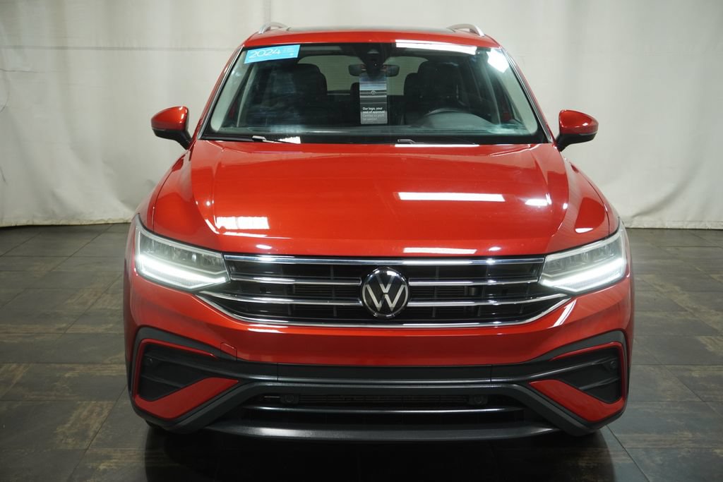 Certified 2024 Volkswagen Tiguan SE w/ Panoramic Sunroof Package AWD/4WD image 8