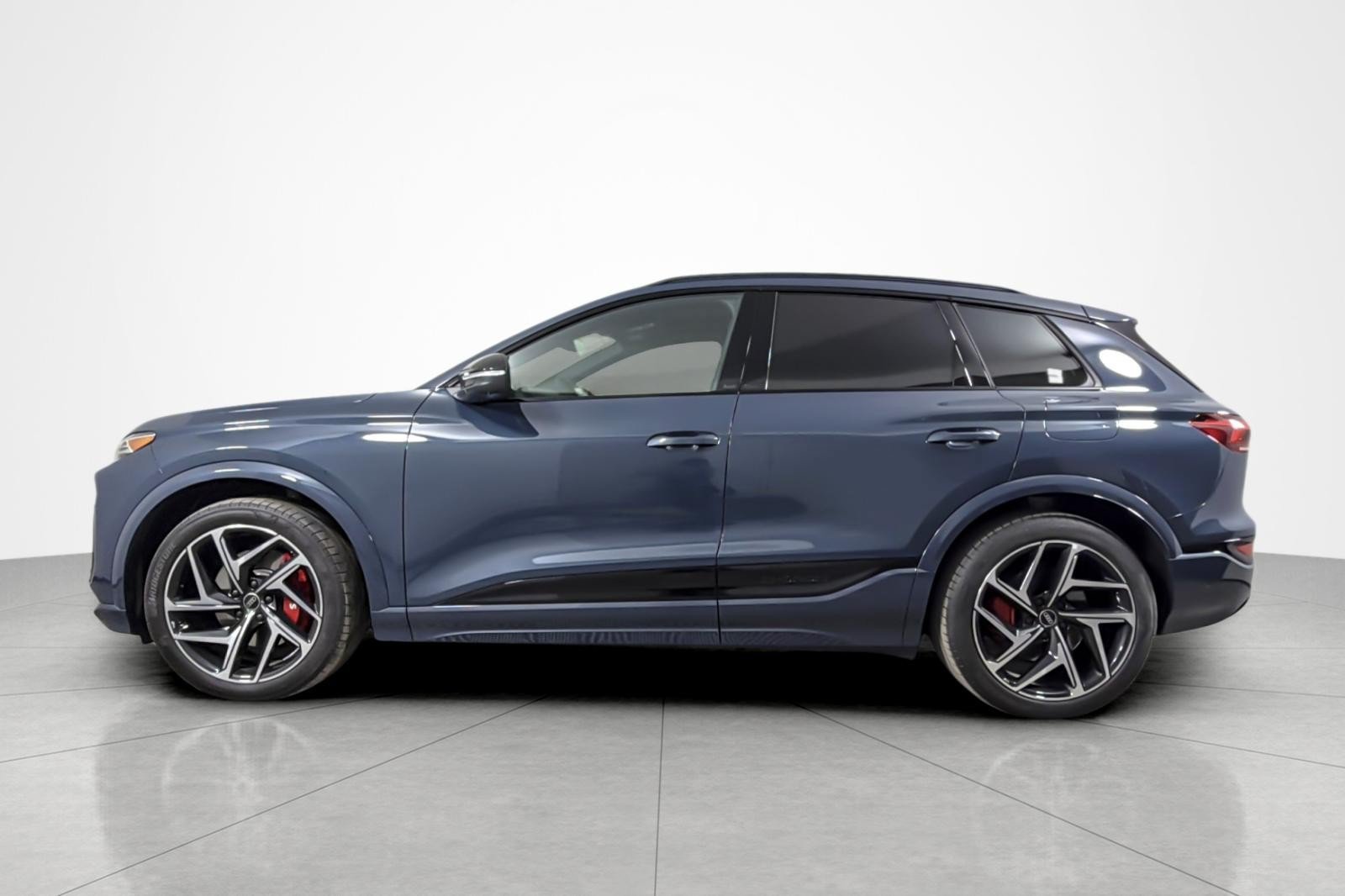 Used 2025 Audi SQ6 e-tron Premium Plus w/ Premium Plus AWD/4WD image 2