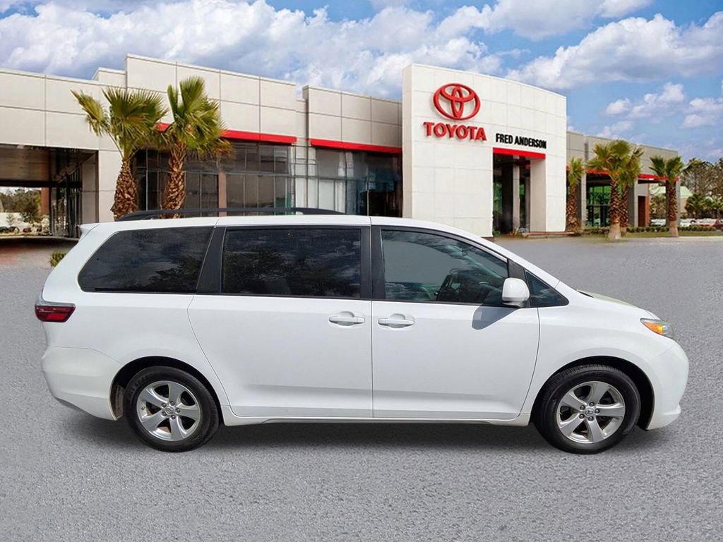 Used 2016 Toyota Sienna LE image 4