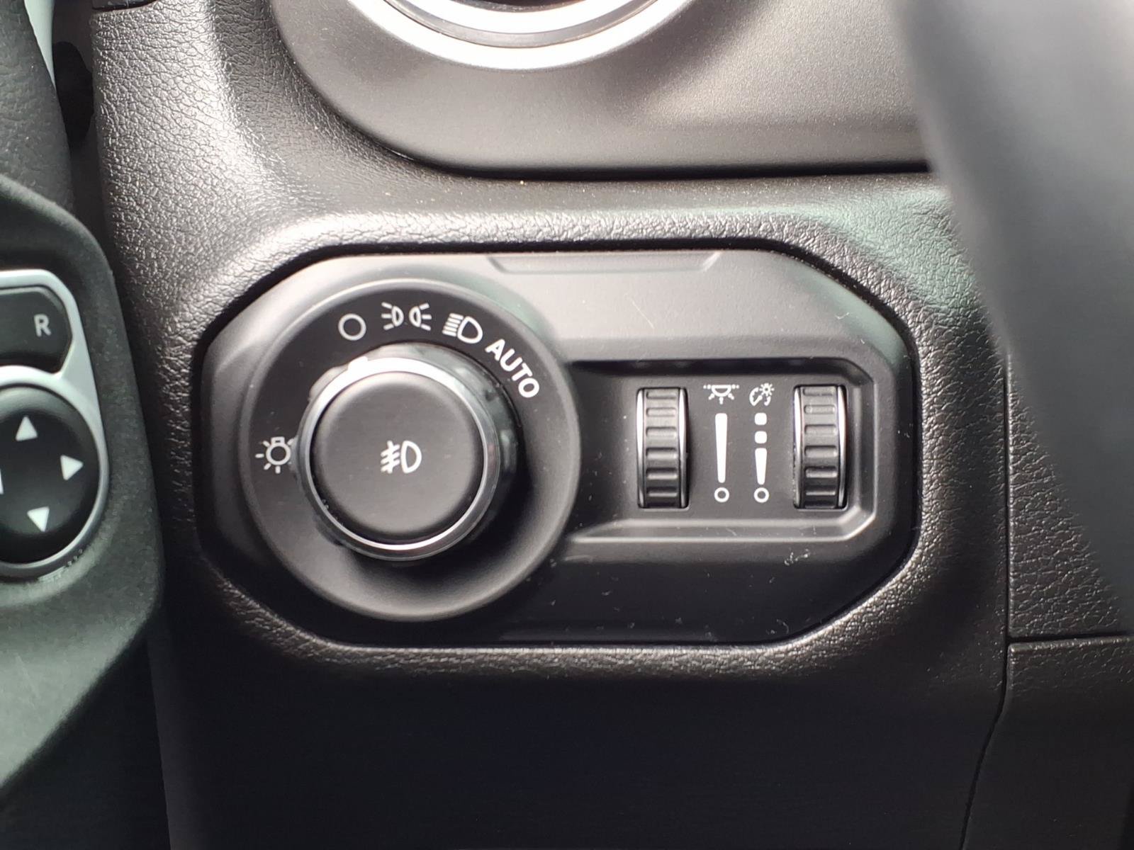 Used 2019 Jeep Wrangler Unlimited Sahara w/ Uconnect 4C Nav & Sound Group AWD/4WD image 27