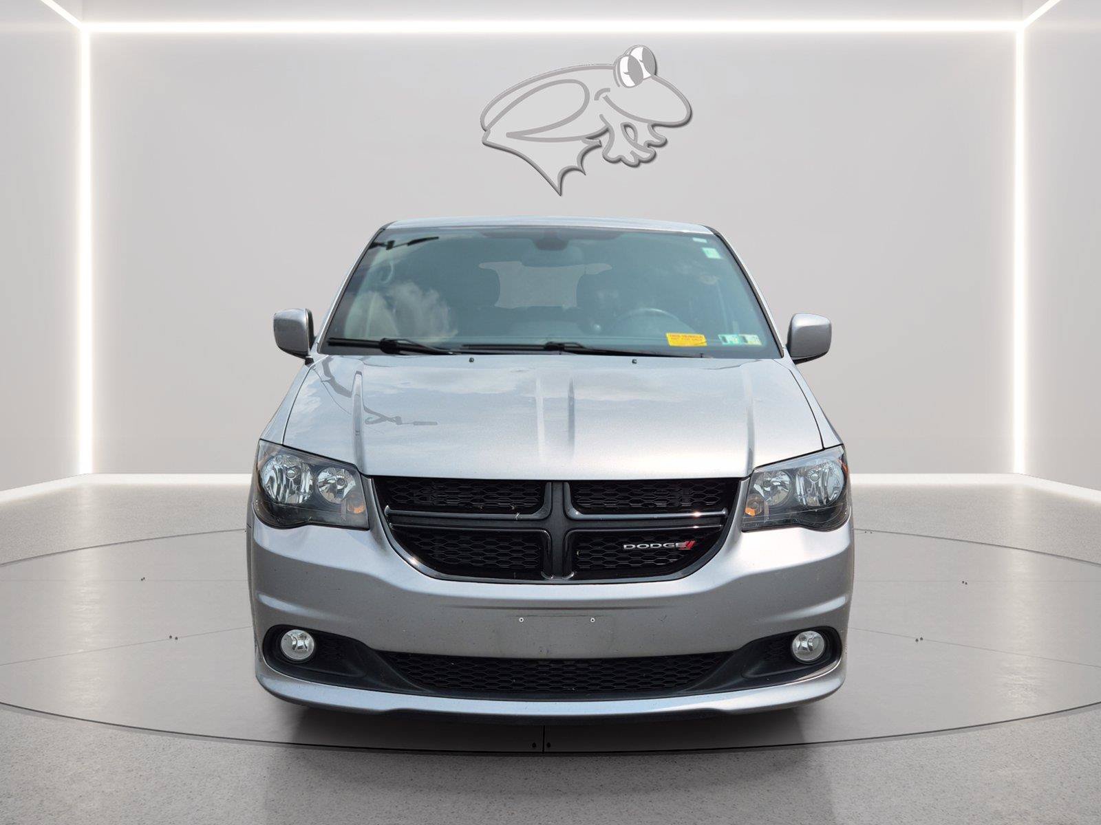 Used 2019 Dodge Grand Caravan SXT w/ Blacktop Package FWD image 2
