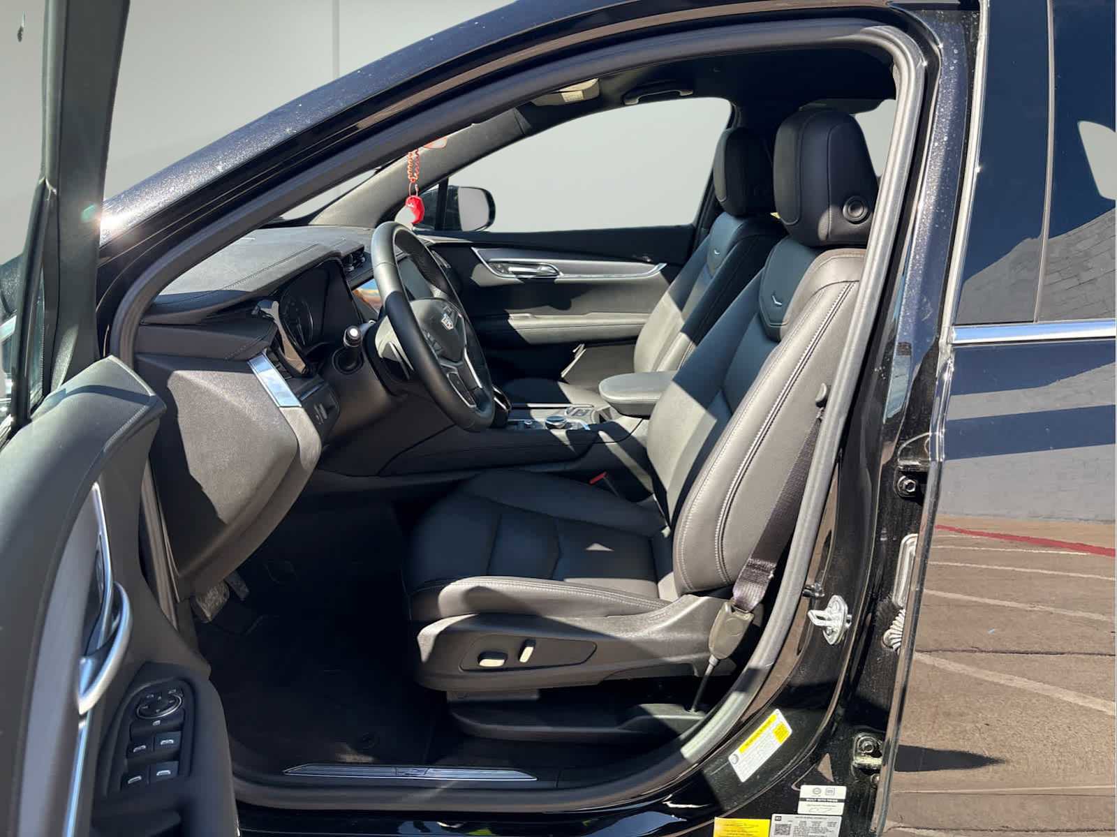 Used 2025 Cadillac XT5 Luxury w/ LPO, Premium Carpet Package image 10