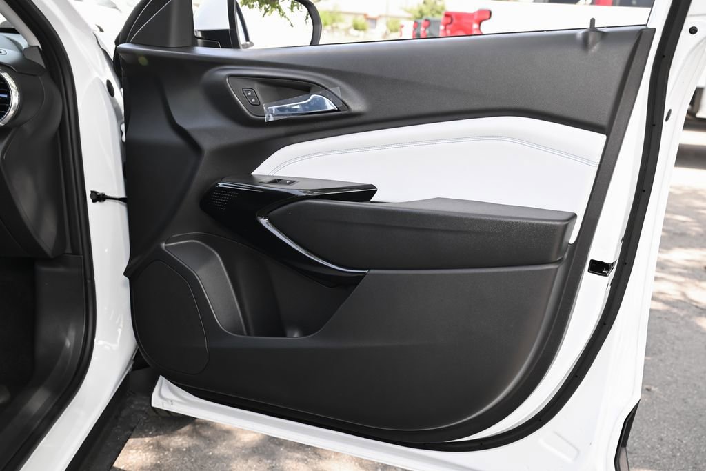New 2026 Chevrolet Trax LT w/ LPO, Blackout Package FWD image 35