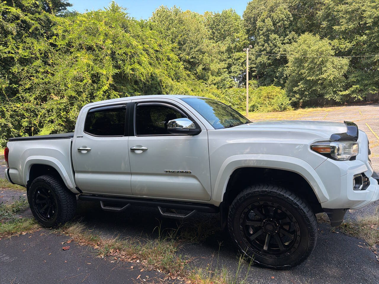 Used 2016 Toyota Tacoma Limited w/ Towing Package AWD/4WD image 9
