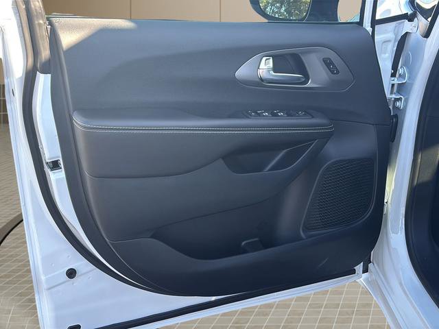 New 2026 Chrysler Pacifica Select image 15