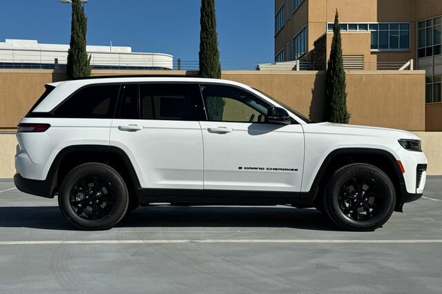 New 2026 Jeep Grand Cherokee Altitude image 3
