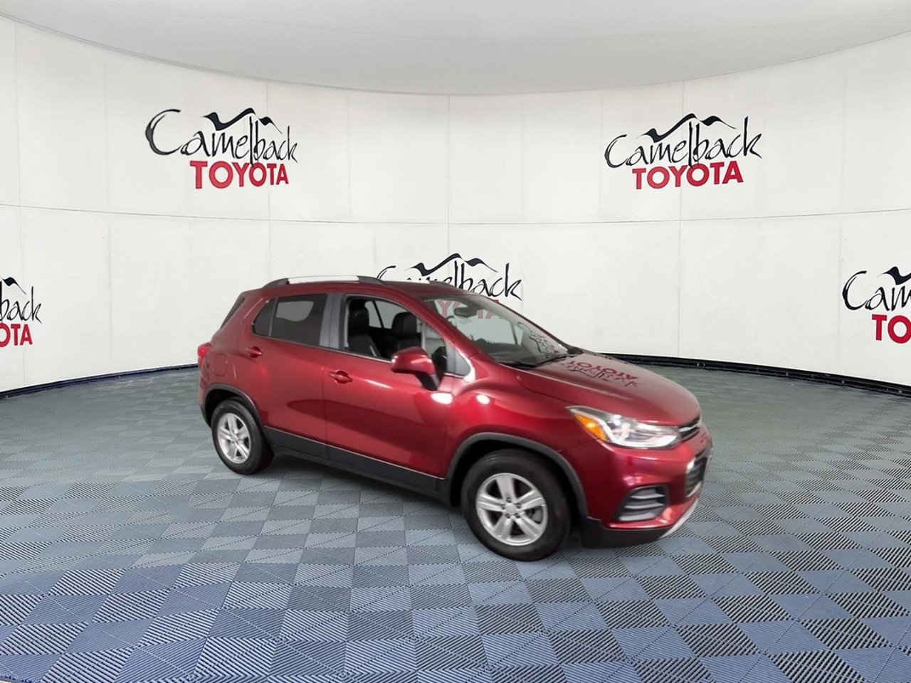 Used 2021 Chevrolet Trax LT w/ LT Convenience Package FWD image 2