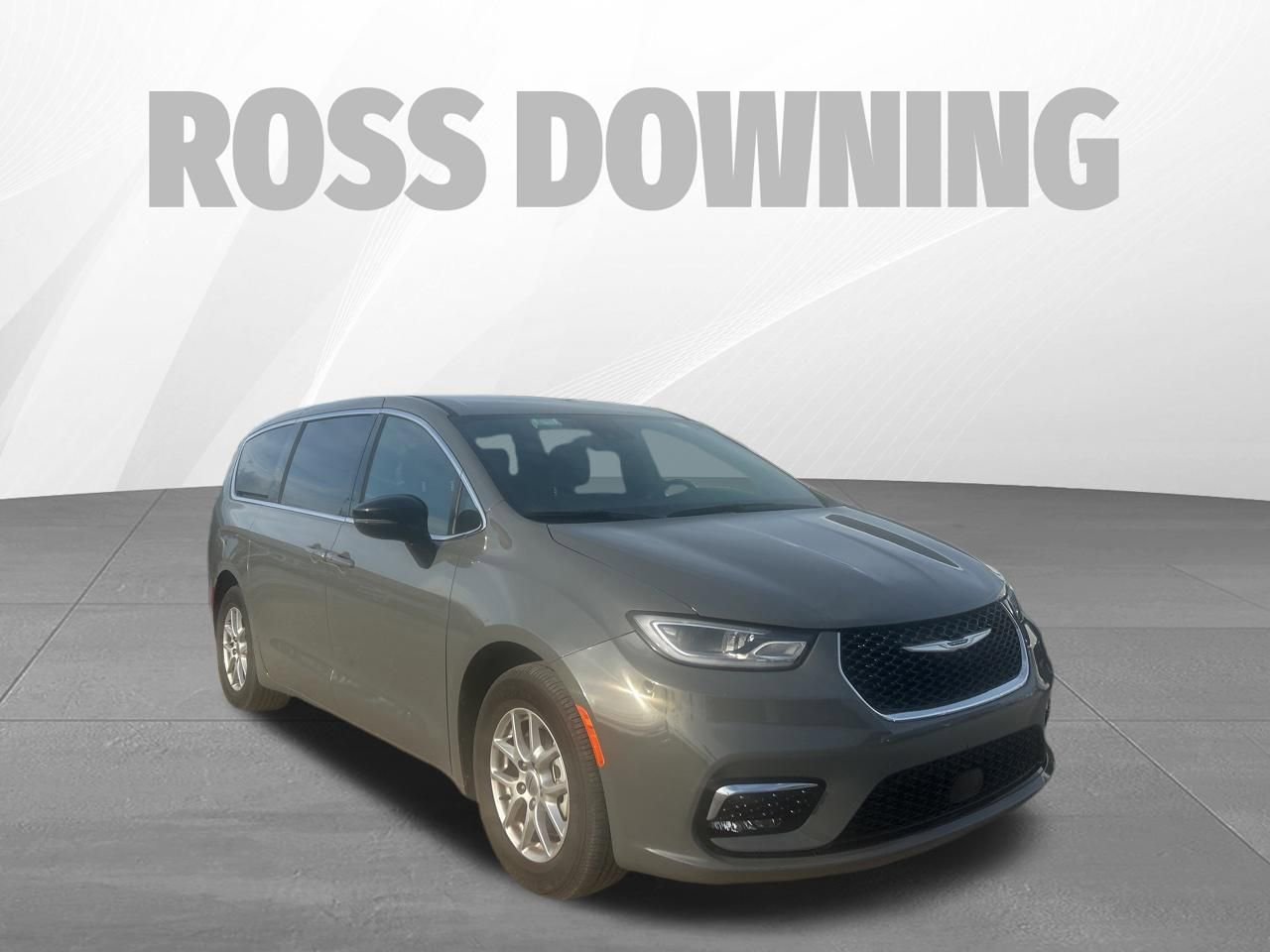 Used 2025 Chrysler Pacifica Select FWD image 3