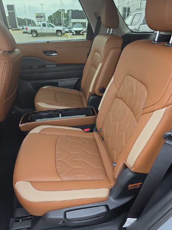 New 2026 Nissan Pathfinder Platinum FWD image 4