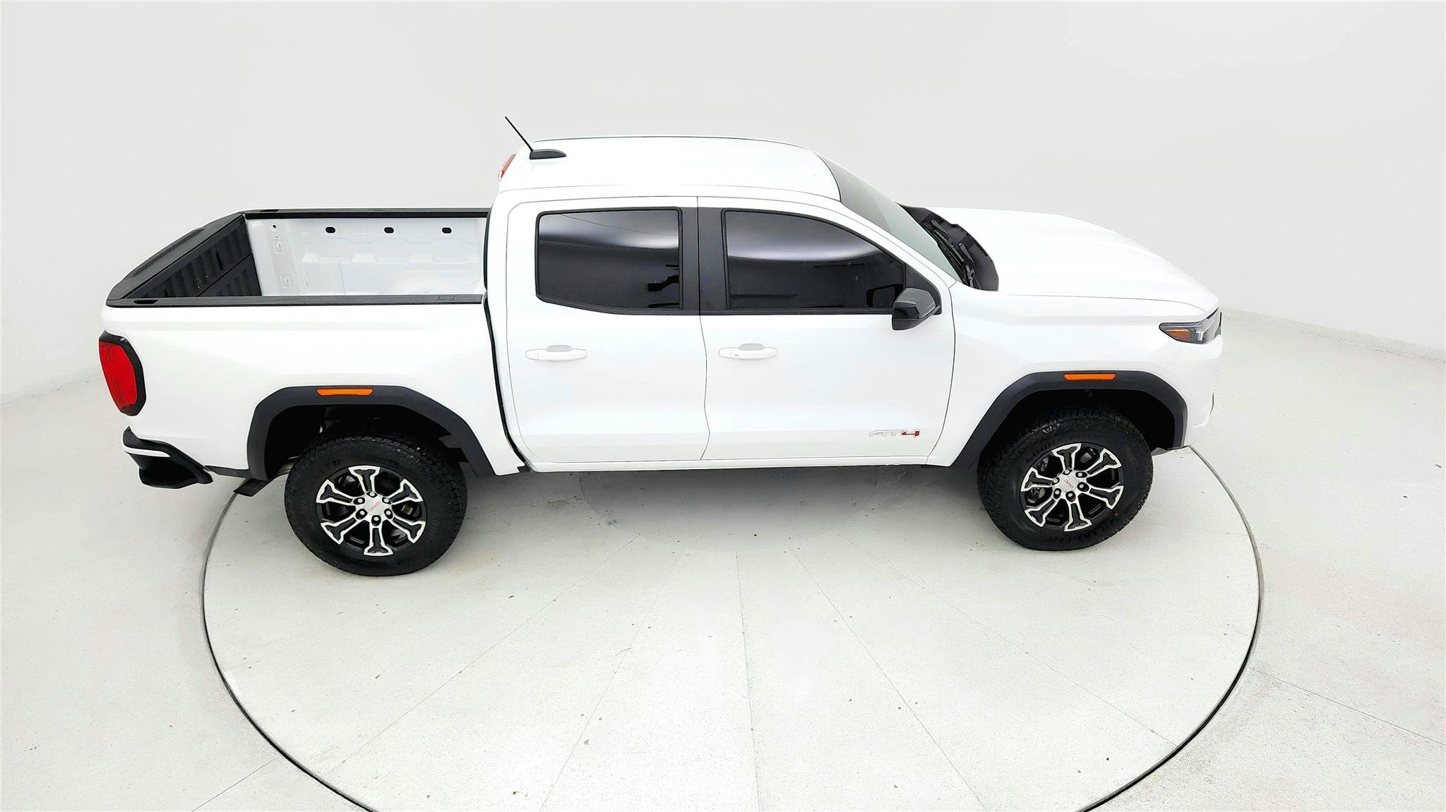 Used 2024 GMC Canyon AT4 w/ AT4 Premium Package AWD/4WD image 18