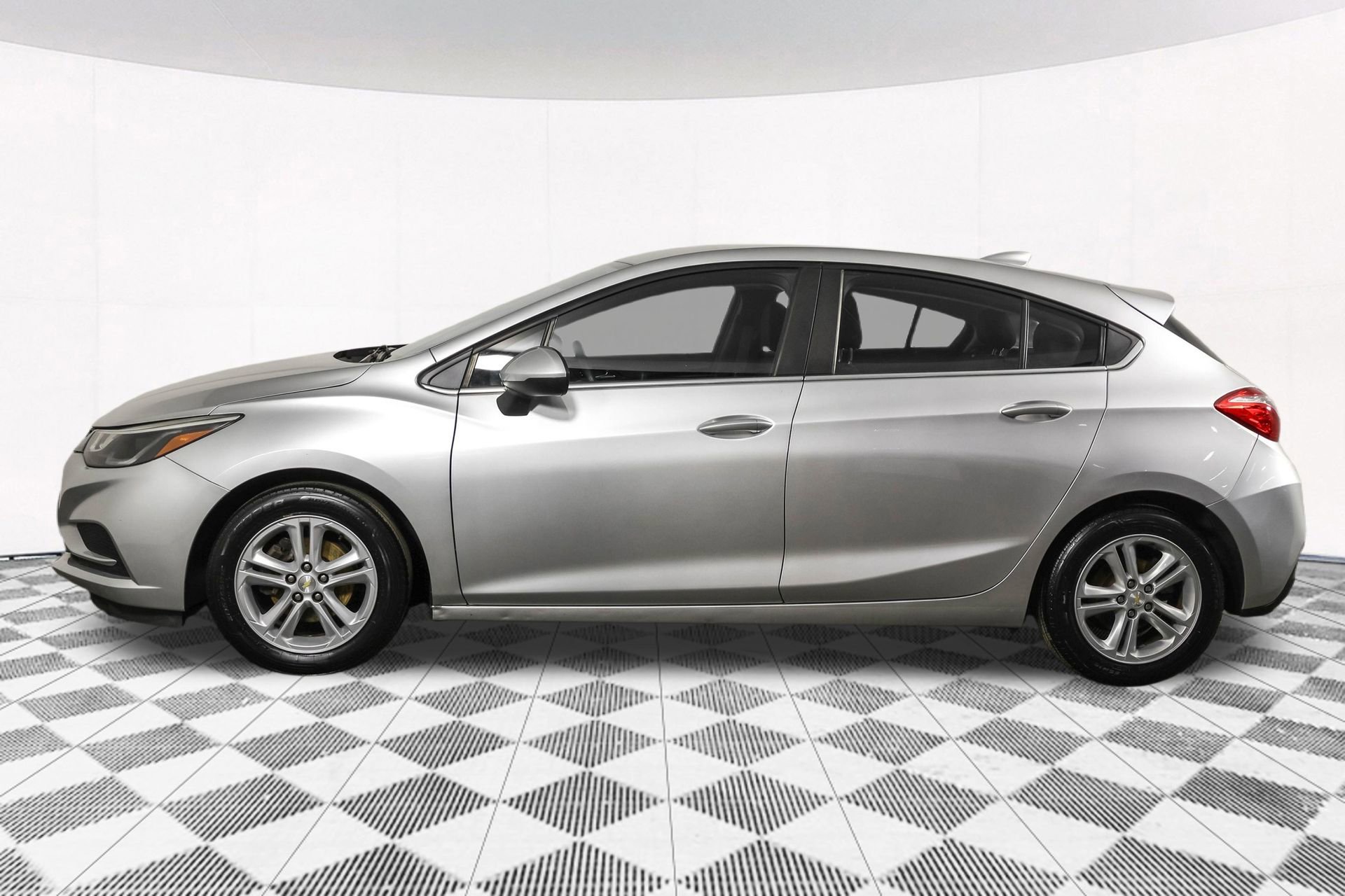 Used 2017 Chevrolet Cruze LT image 18
