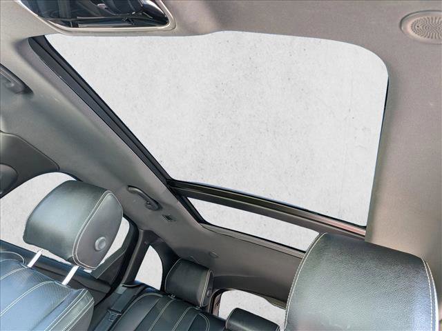 Used 2022 Land Rover Range Rover Velar R-Dynamic S image 13