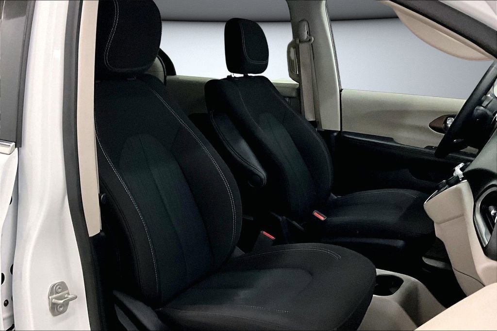 Used 2023 Chrysler Voyager LX image 30