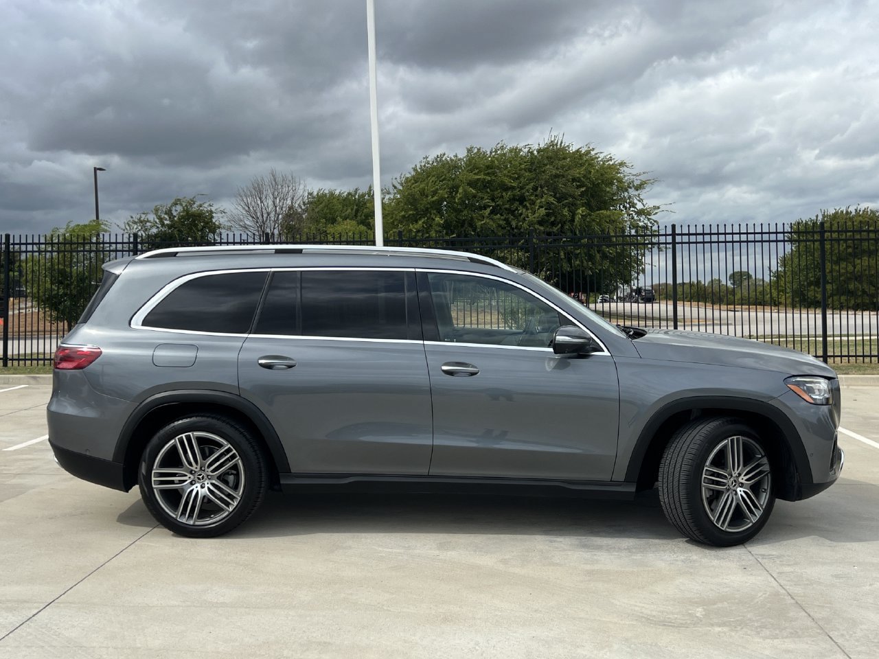 Used 2024 Mercedes-Benz GLS 450 4MATIC image 3