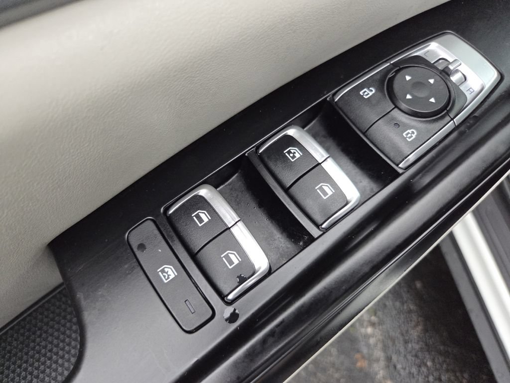 Used 2024 Kia Carnival LX FWD image 29