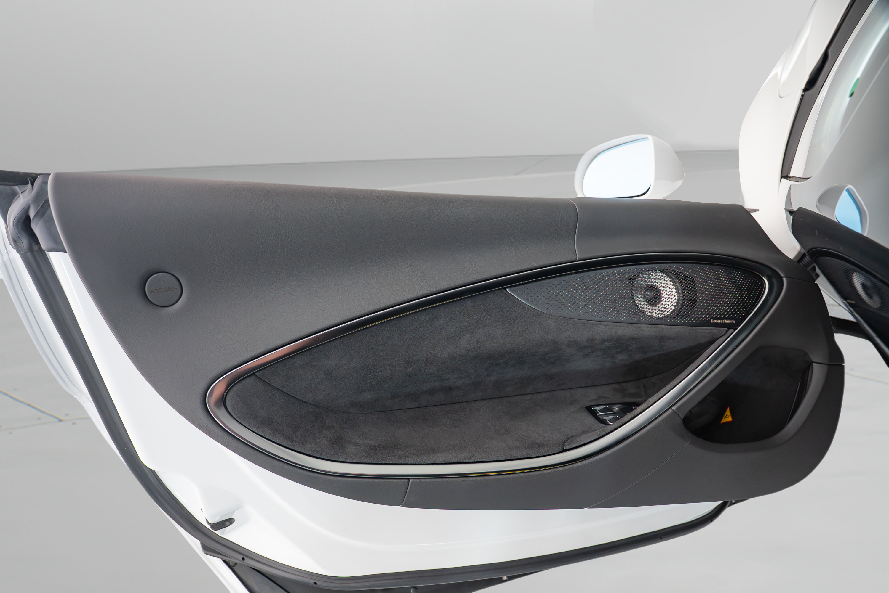 Used 2025 McLaren Artura RWD image 15