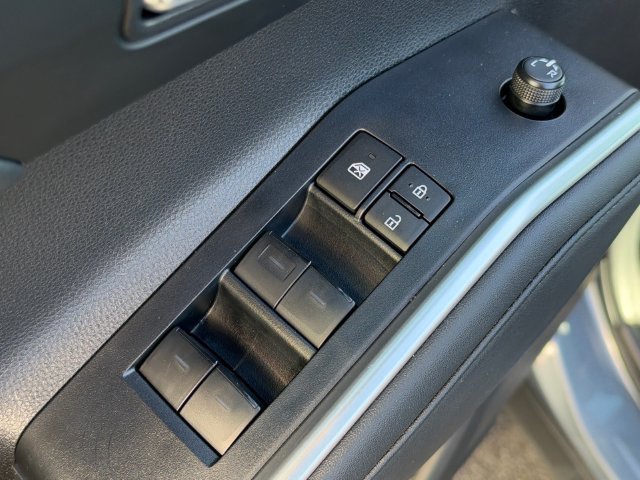 Used 2024 Toyota Highlander XLE FWD image 17