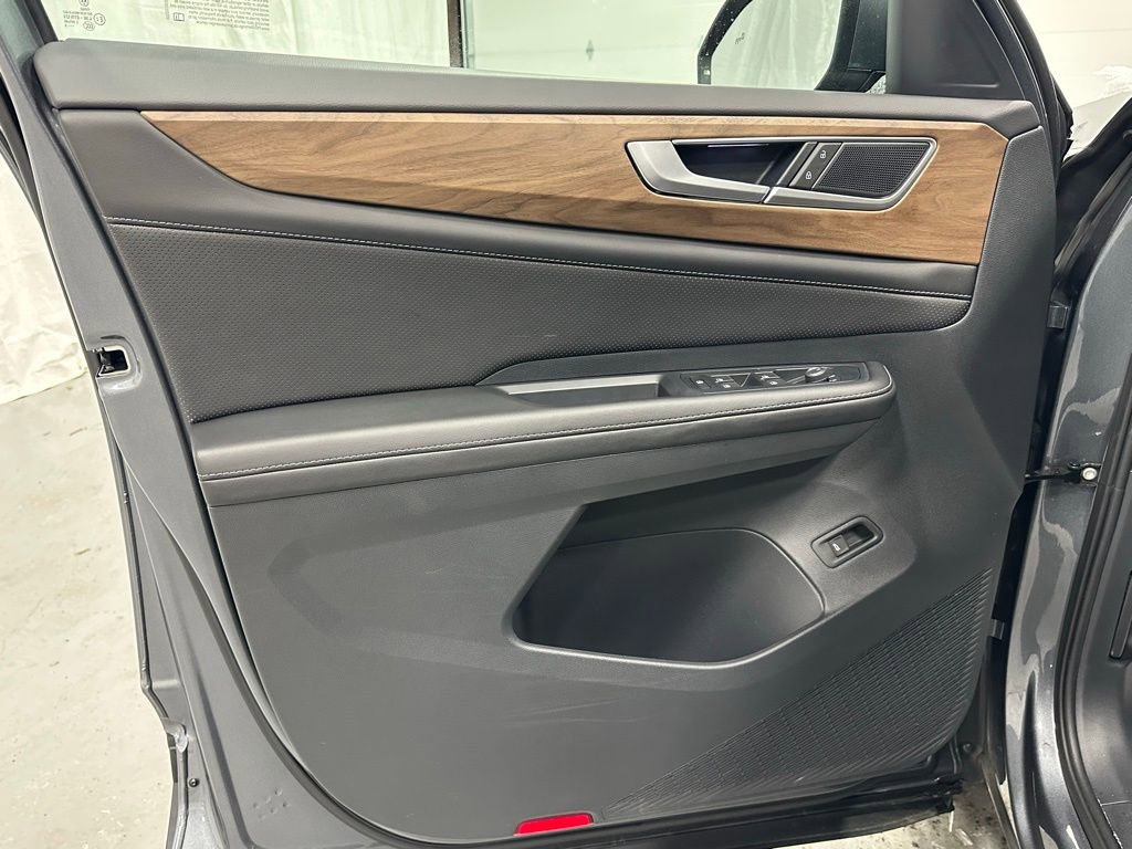 Used 2025 Volkswagen Atlas SE image 8