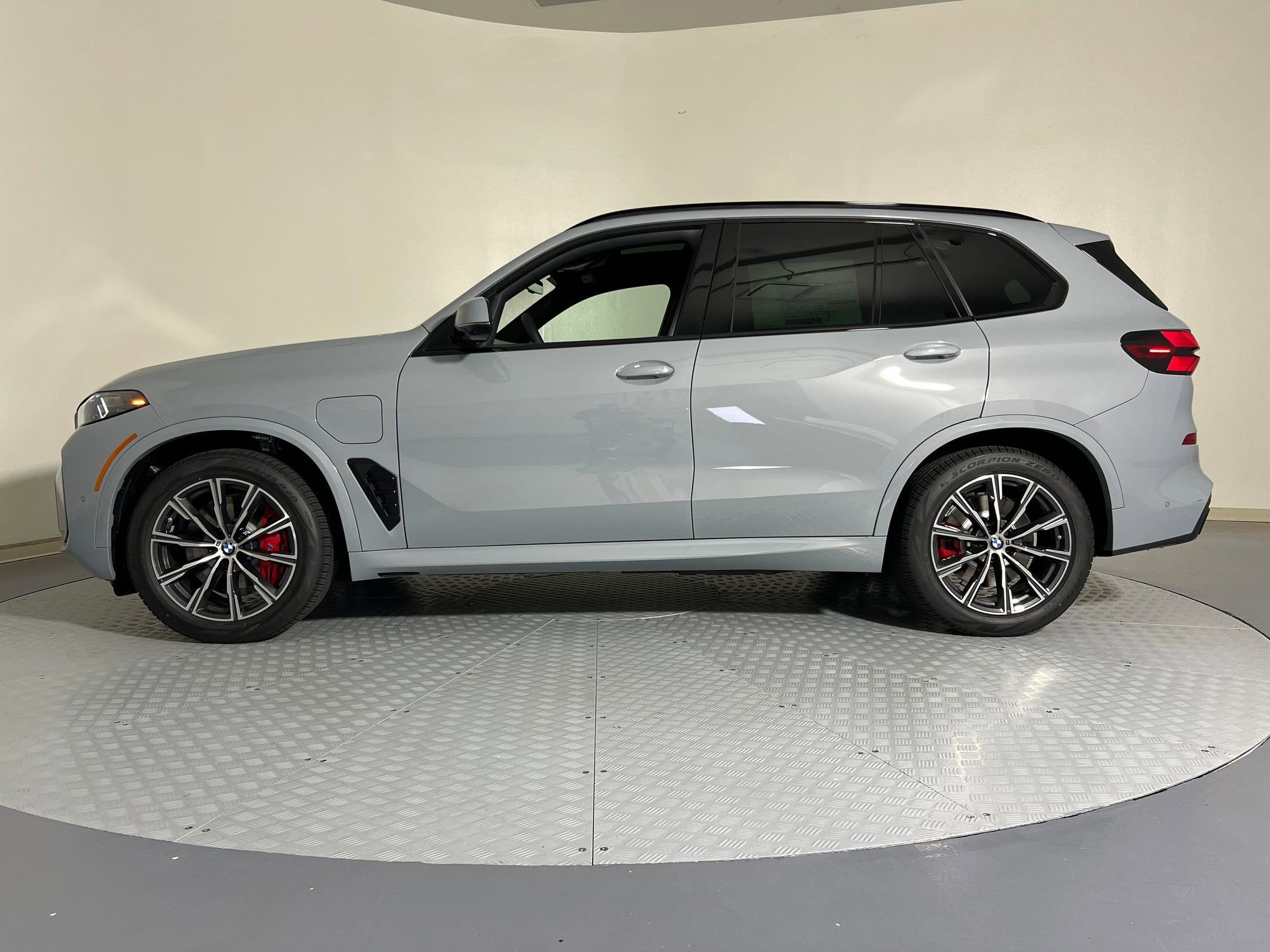 Used 2026 BMW X5 xDrive50e image 2