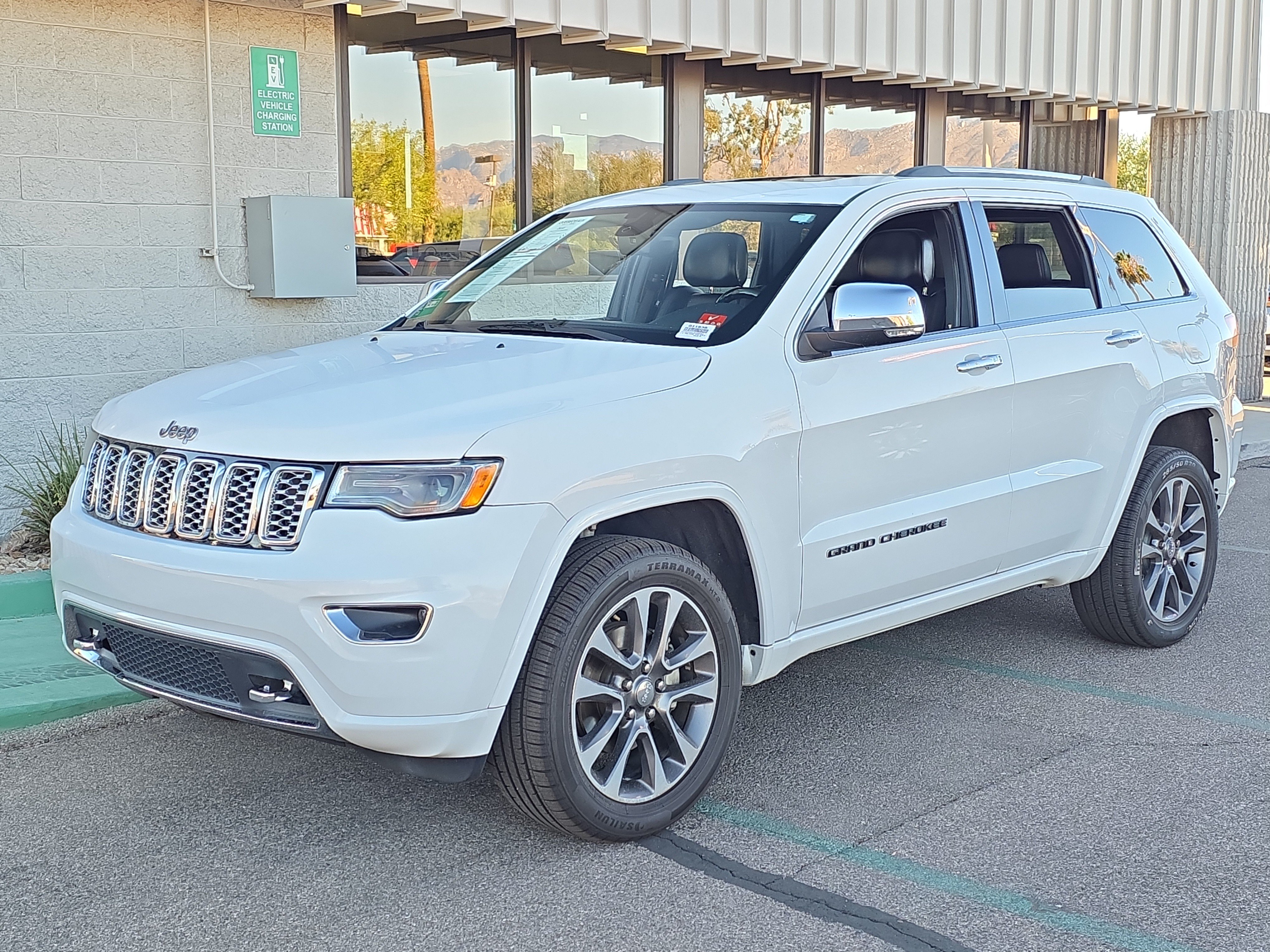 Used 2018 Jeep Grand Cherokee Overland AWD/4WD image 3