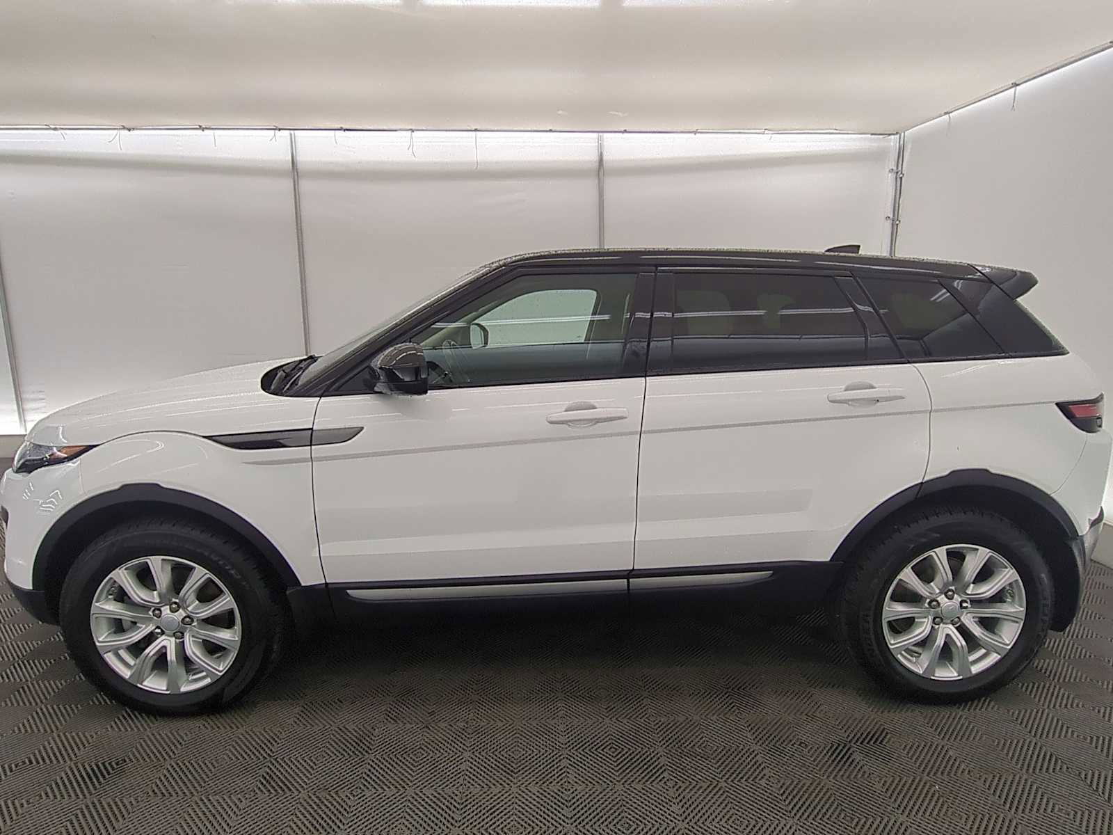 Used 2019 Land Rover Range Rover Evoque SE image 3