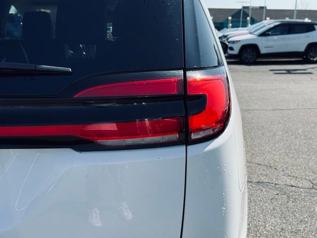 Used 2024 Chrysler Pacifica Touring-L FWD image 8