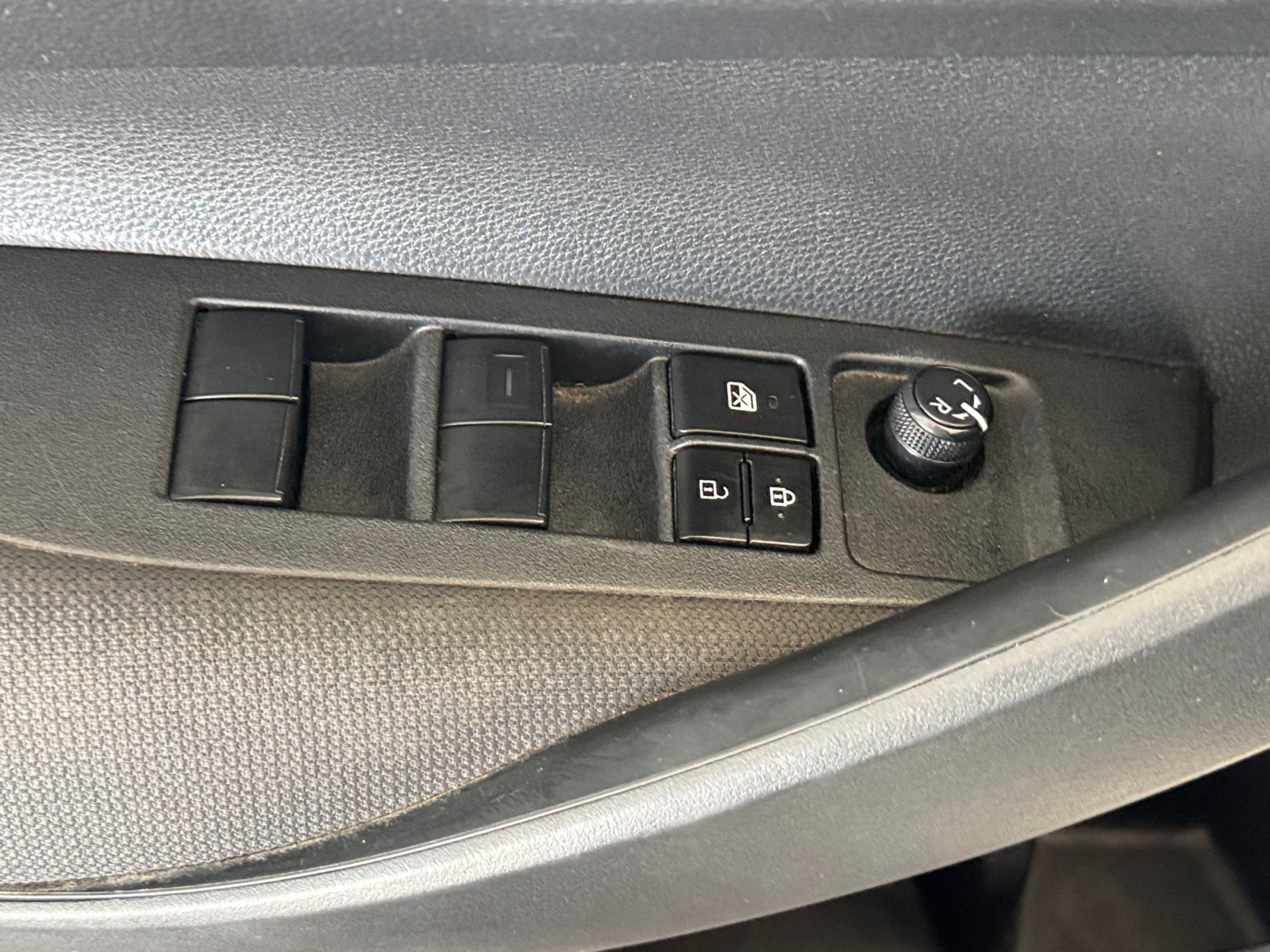 Used 2020 Toyota Corolla LE w/ Carpet Mat Package (TMS) FWD image 12