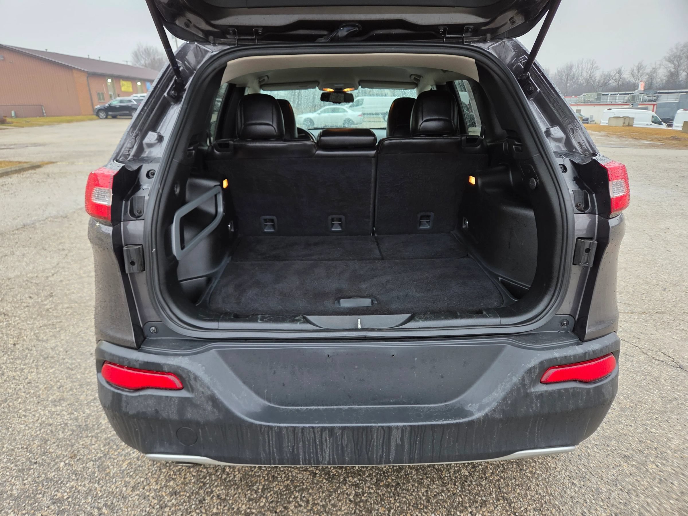 Used 2017 Jeep Cherokee Limited AWD/4WD image 16