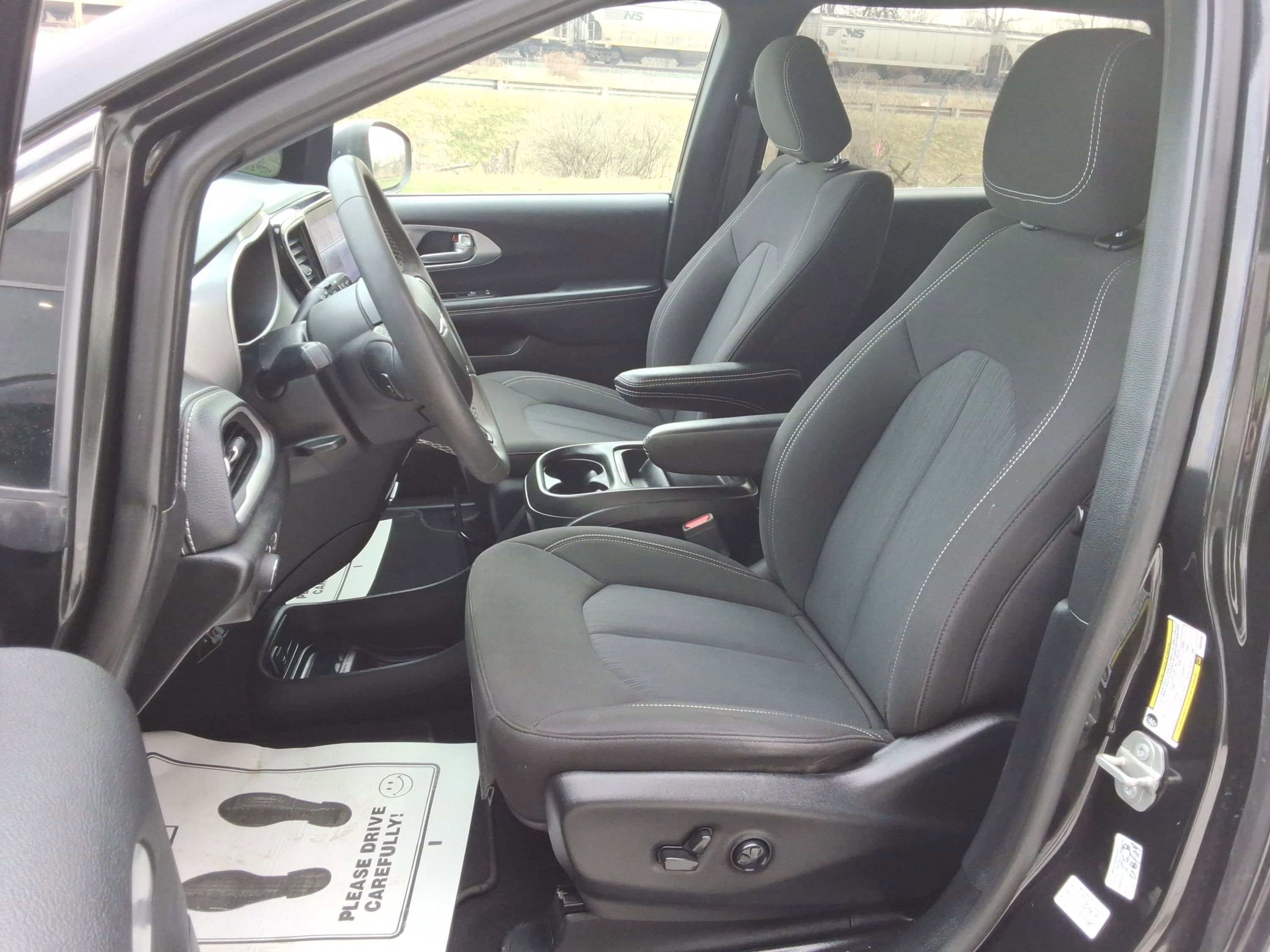 Used 2023 Chrysler Pacifica Touring image 27