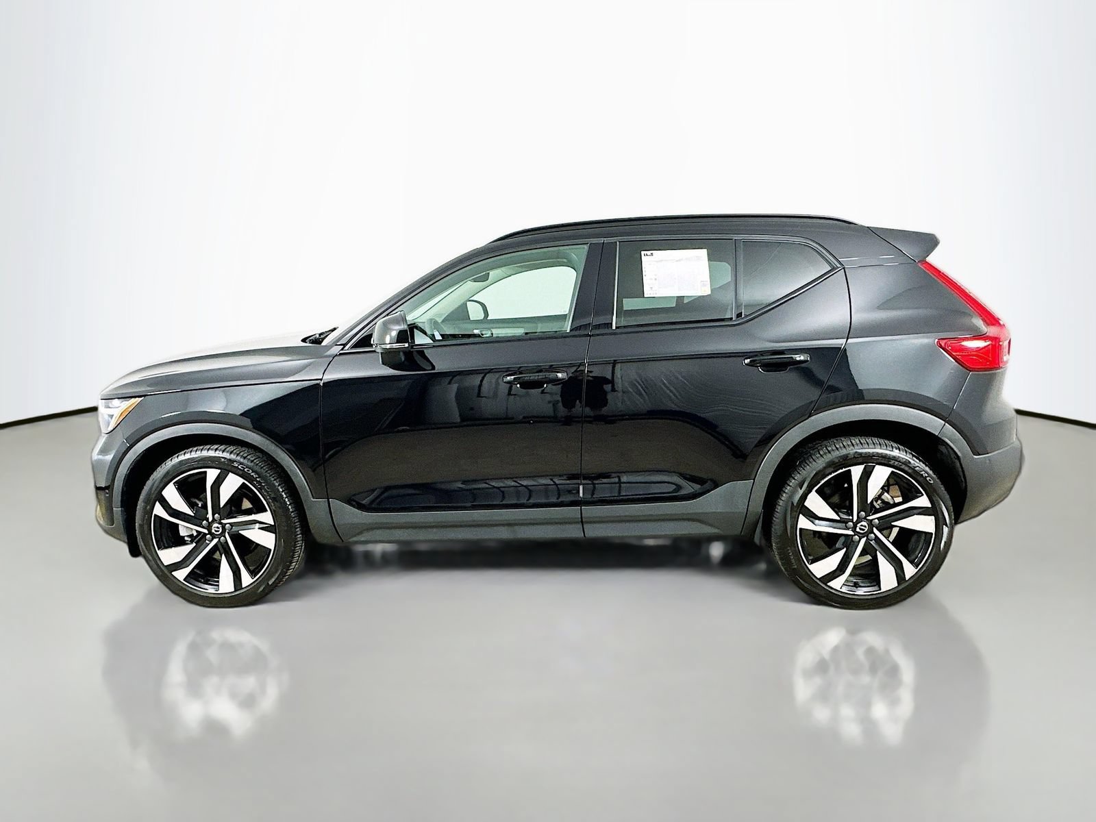 Used 2023 Volvo XC40 B5 Plus w/ Driver Assist Package AWD/4WD image 8