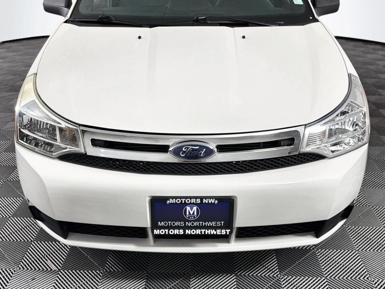Used 2010 Ford Focus SE FWD image 2