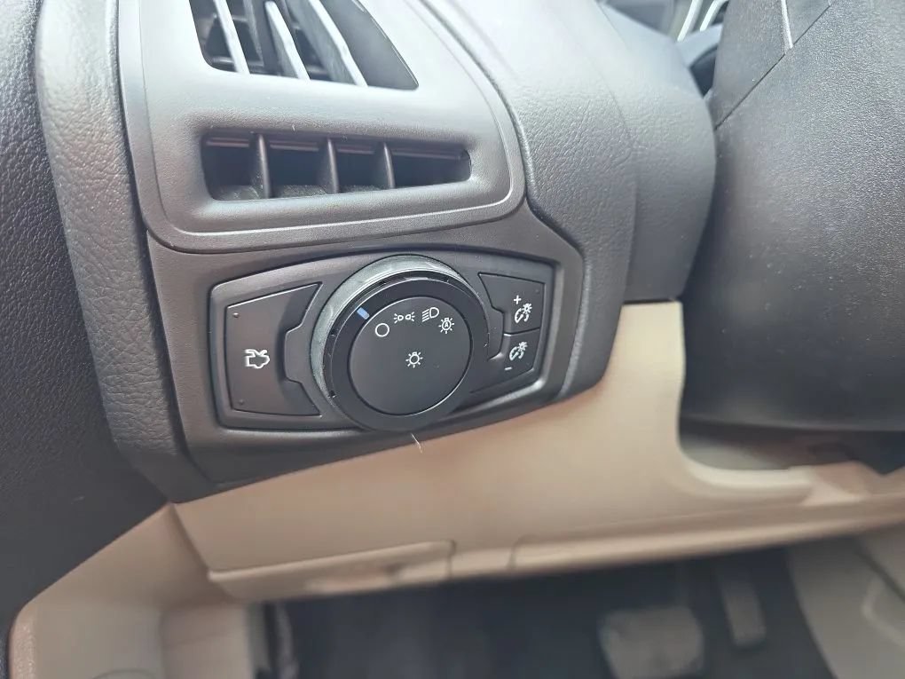 Used 2014 Ford Focus SE w/ SE Winter Package FWD image 21