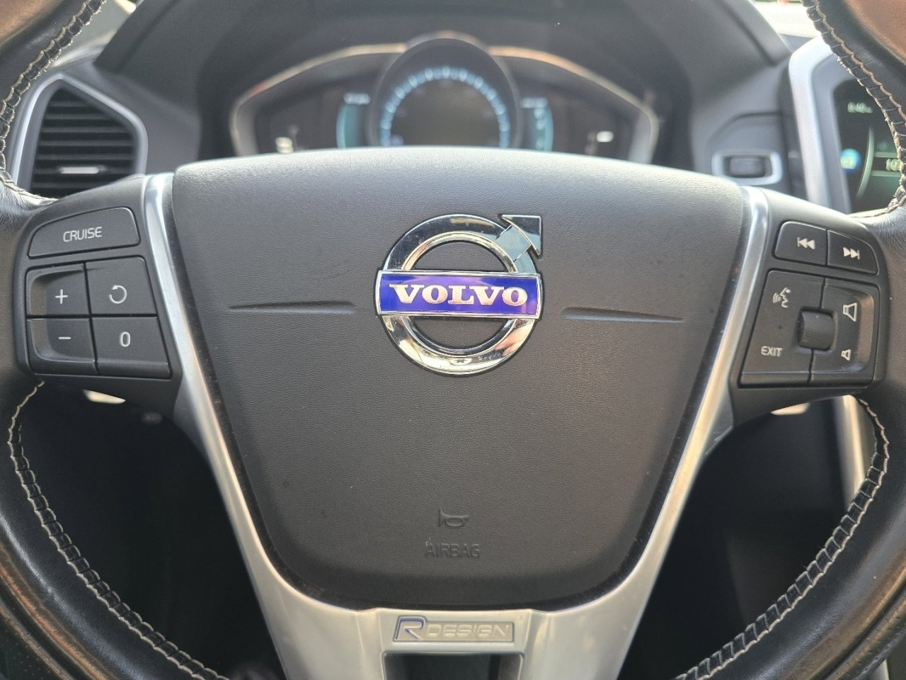 Used 2016 Volvo XC60 T6 R-Design image 12