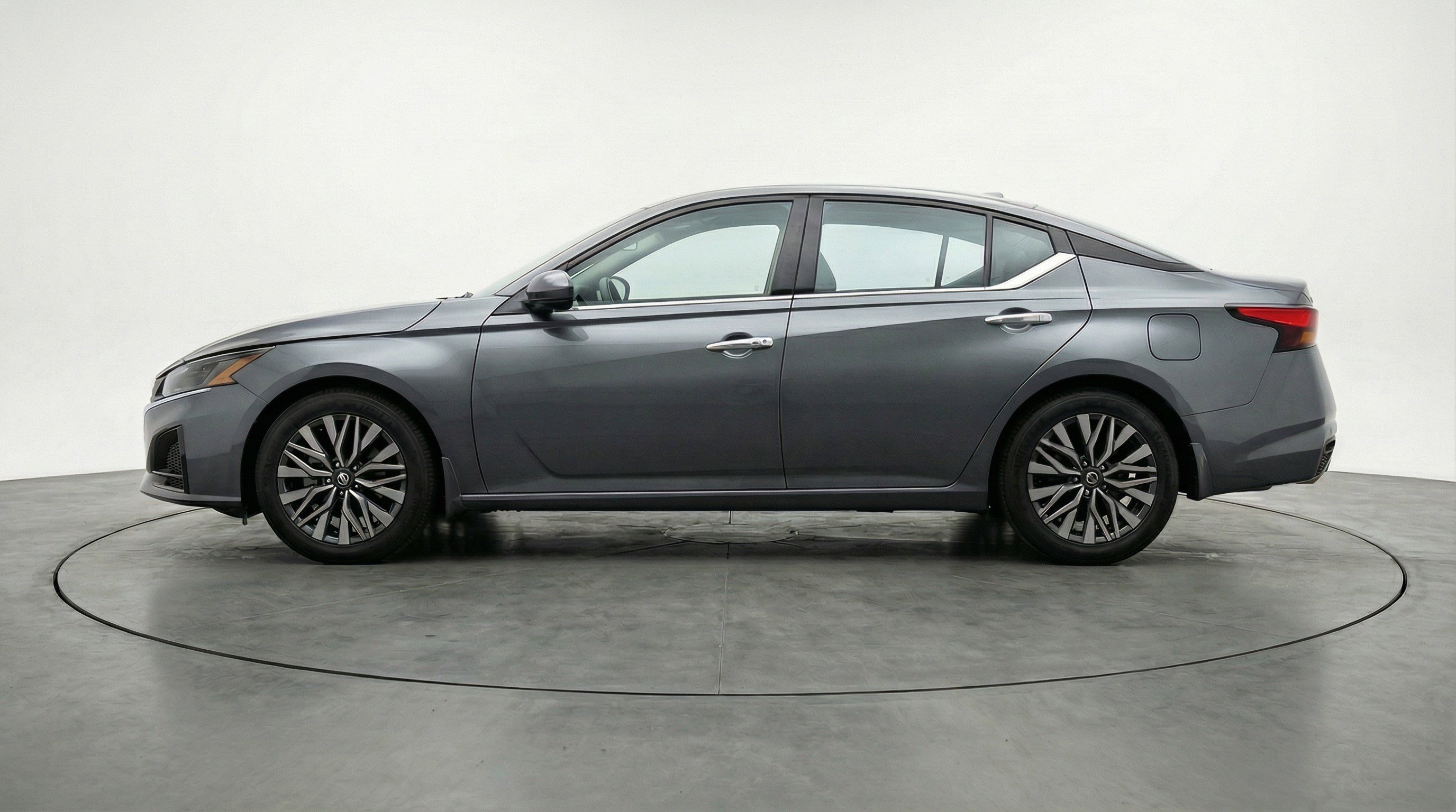 Used 2025 Nissan Altima 2.5 SV image 5