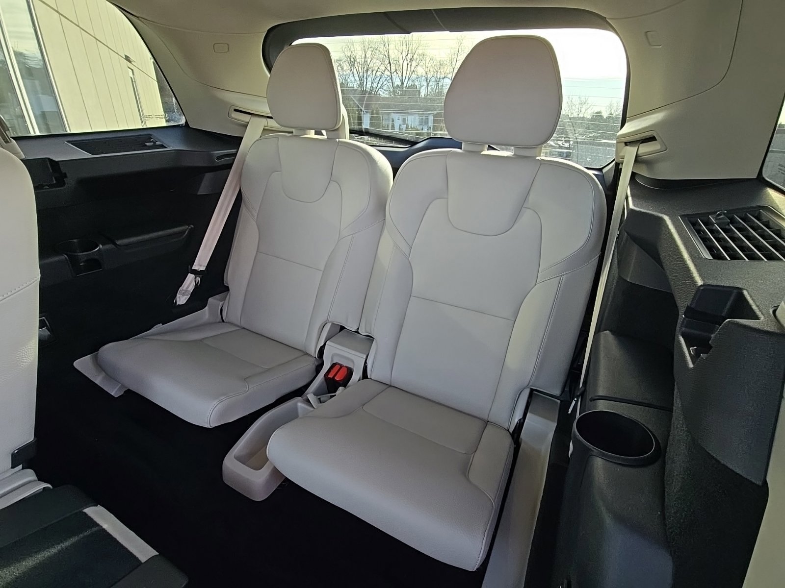 Used 2017 Volvo XC90 T6 Momentum w/ Vision Package image 9