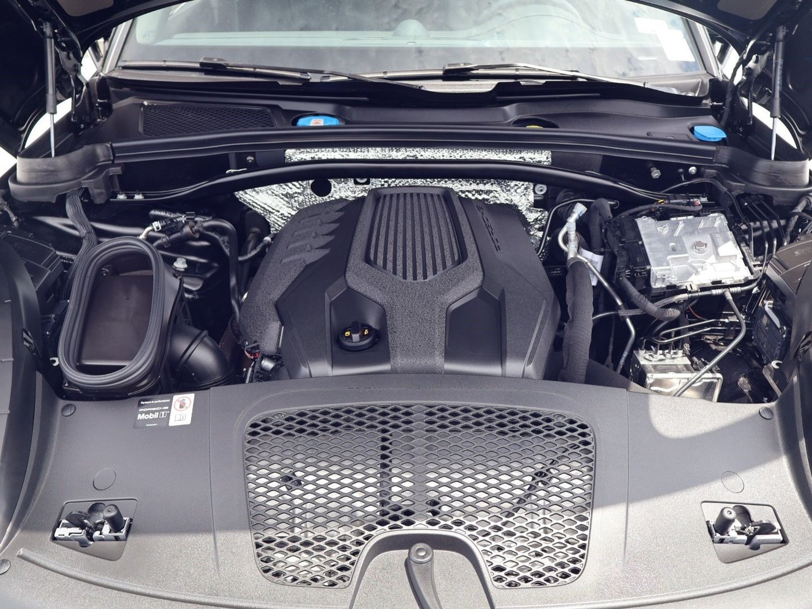Certified 2026 Porsche Macan AWD/4WD image 26