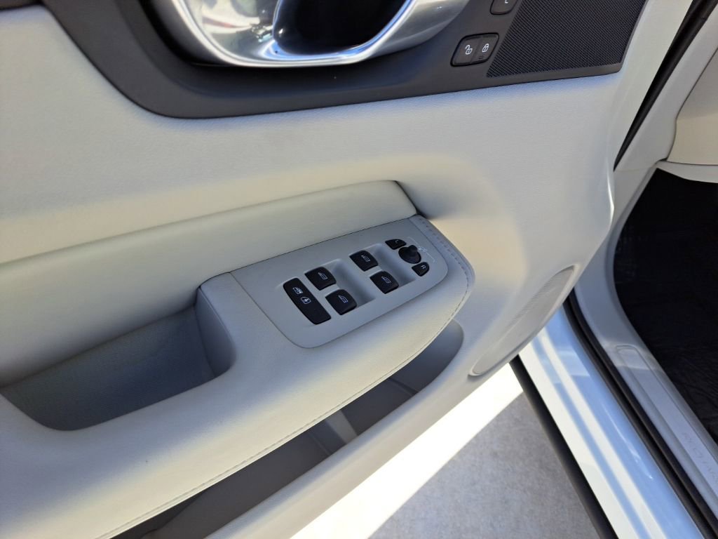 Used 2024 Volvo XC60 T8 Plus image 16