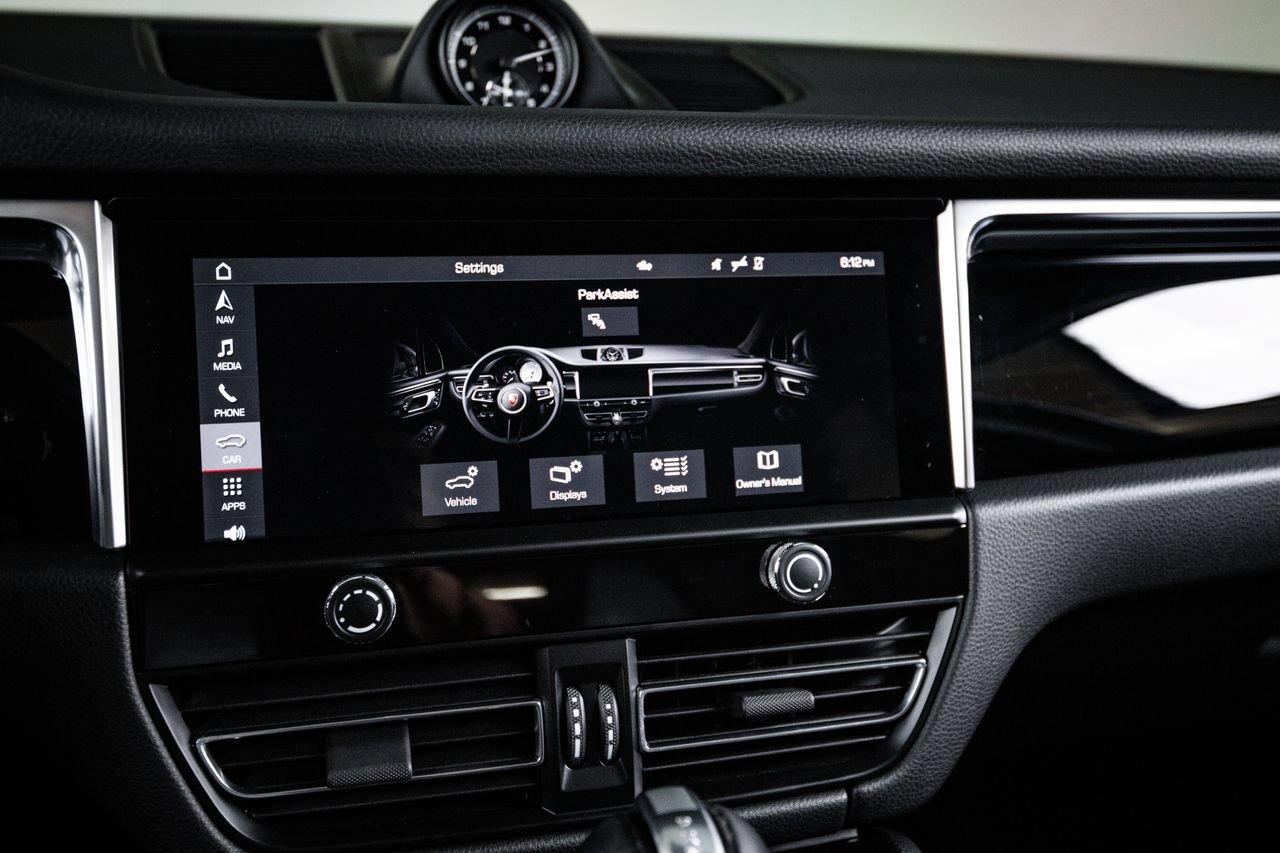 Certified 2024 Porsche Macan AWD/4WD image 18